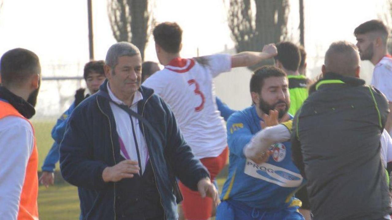 Botte in campo, Daspo a cinque giocatori
