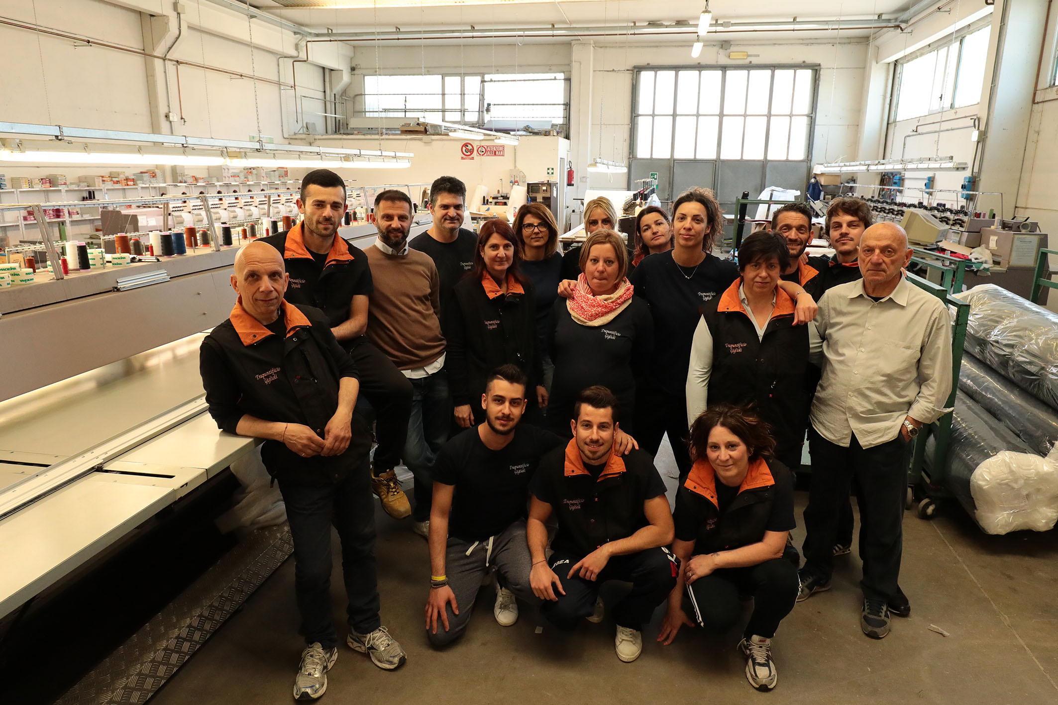 Dipendenti e proprietari del Trapuntificio Giglioli (foto agenzia Carlo Sestini)