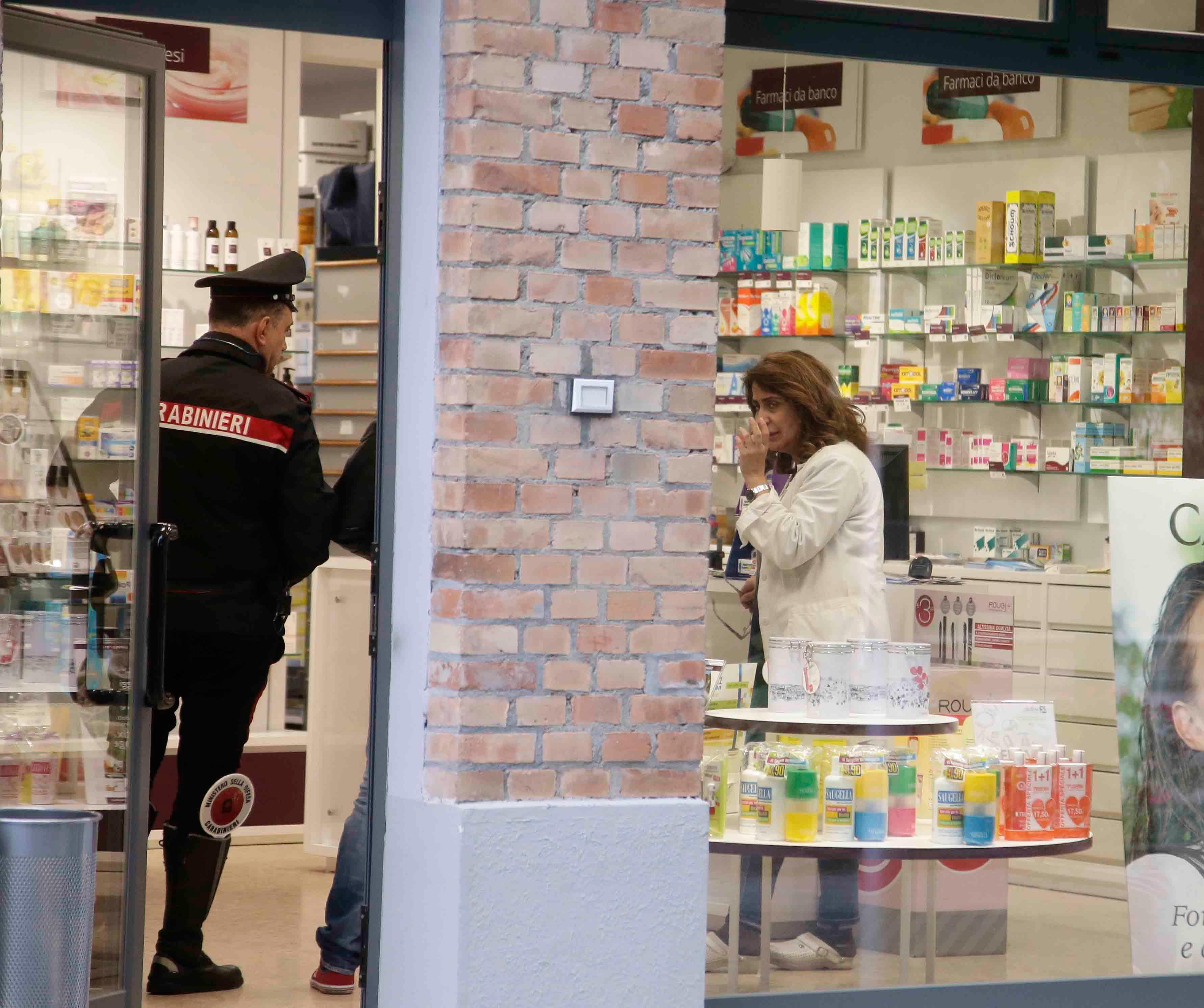 Reggio Emilia, armati di cutter rapinano la farmacia