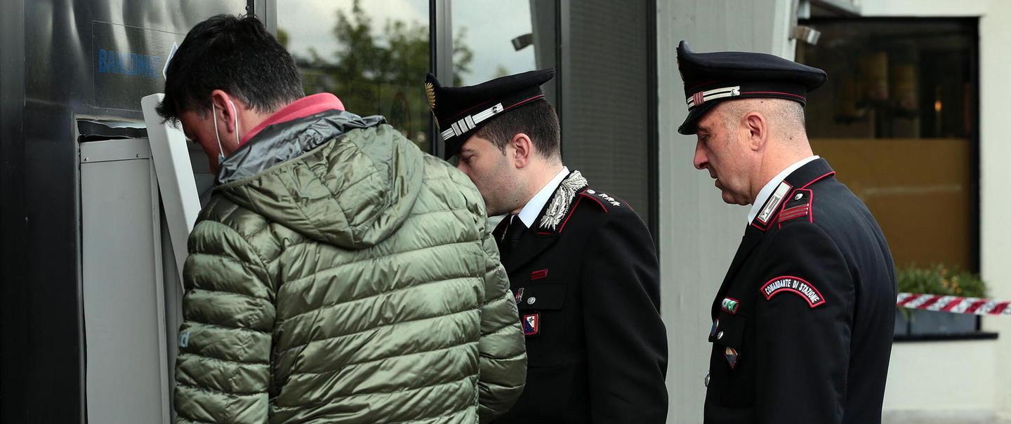 Bancomat esplode con un ordigno banditi in fuga con 30.000 euro 