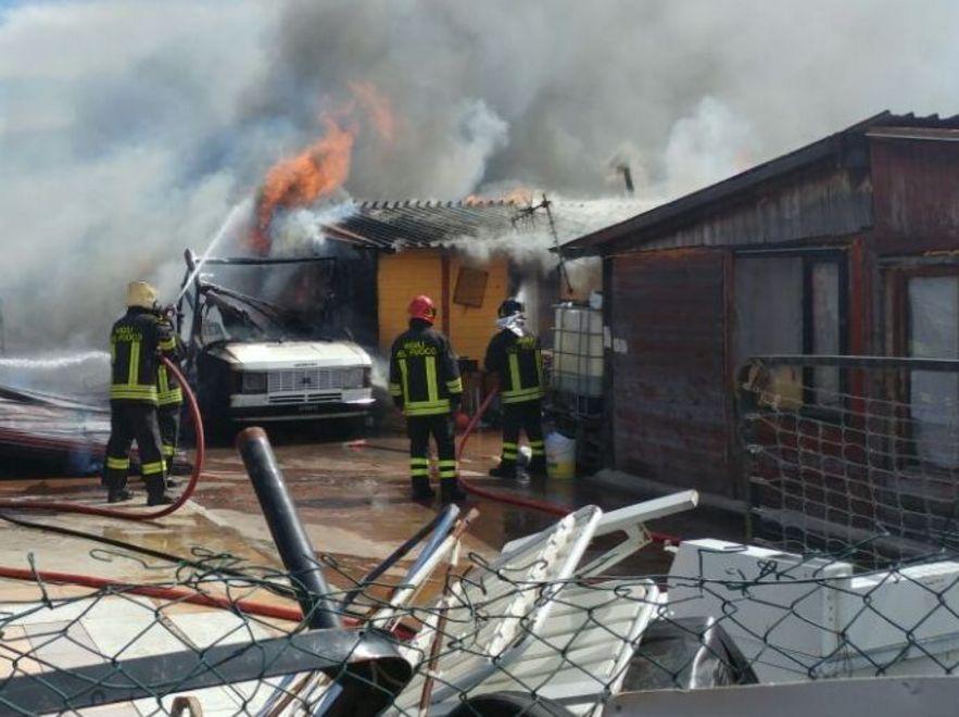 Incendio nel nuovo campo rom ridotte in cenere due baracche