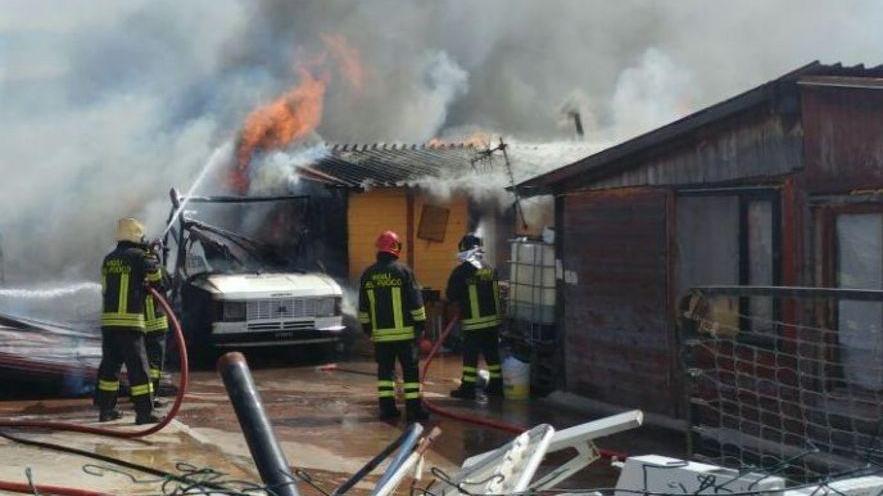 Incendio nel nuovo campo rom ridotte in cenere due baracche