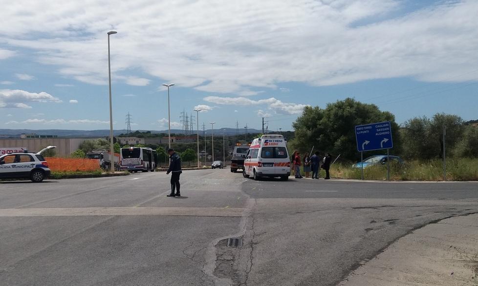 Auto salta lo stop e si scontra col bus