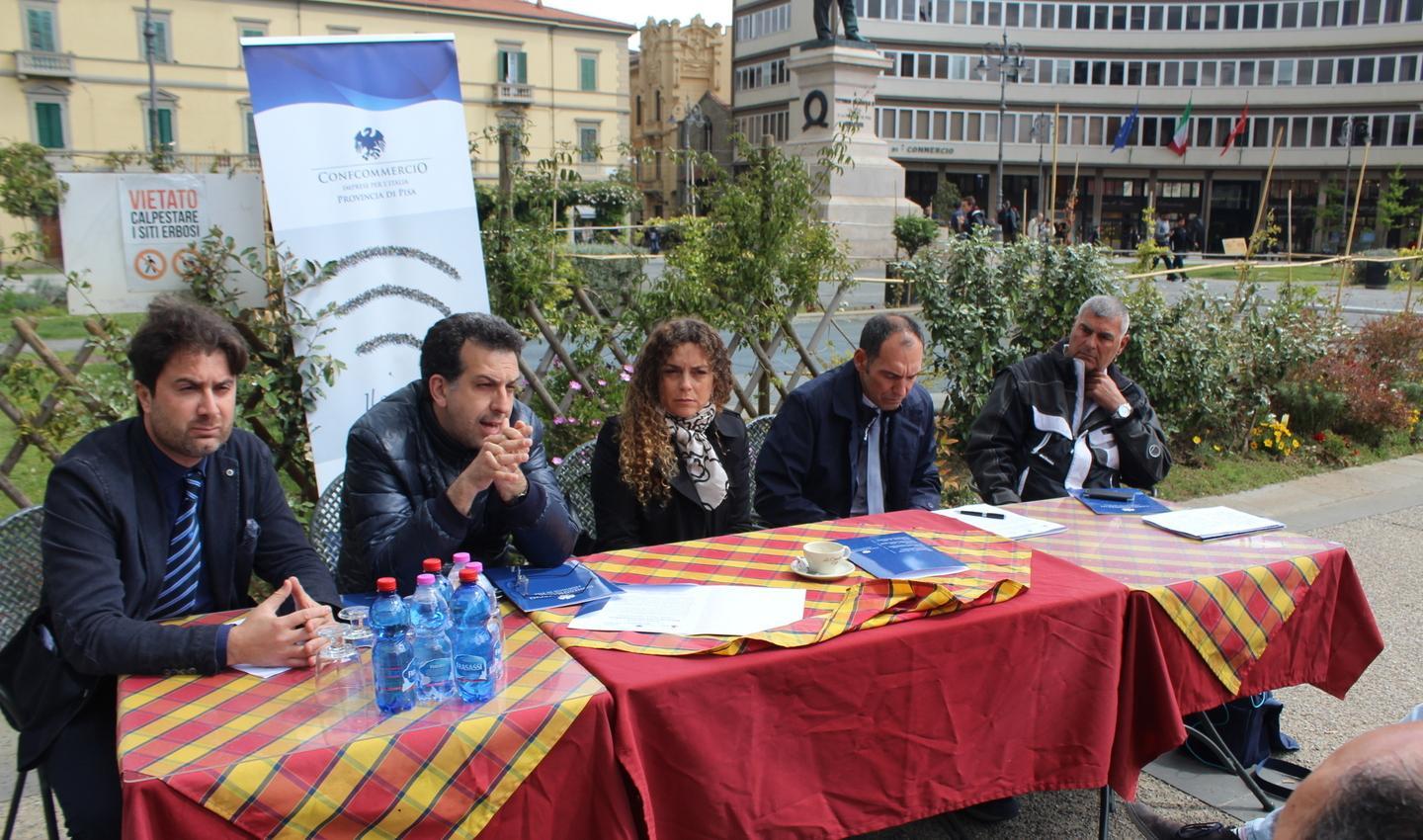 Contro gli spacciatori schierati sotto i portici i mercatini della legalità 