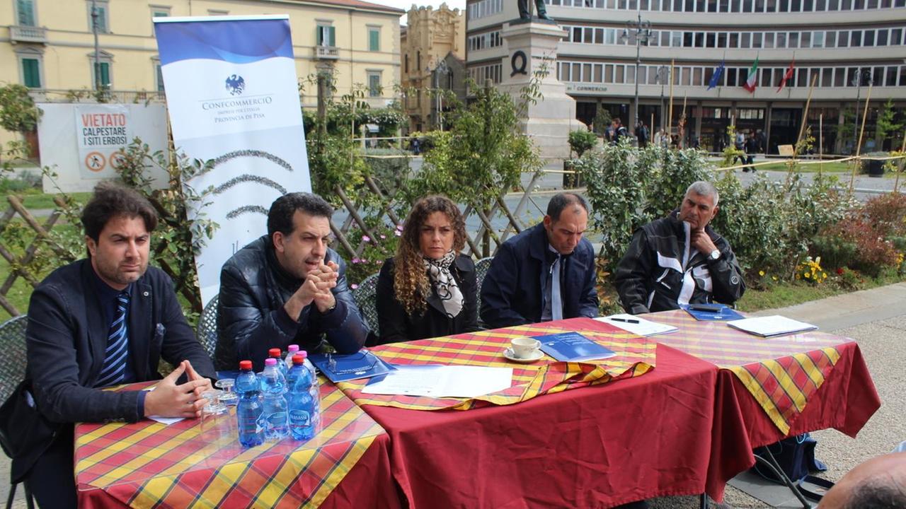 Contro gli spacciatori schierati sotto i portici i mercatini della legalità
