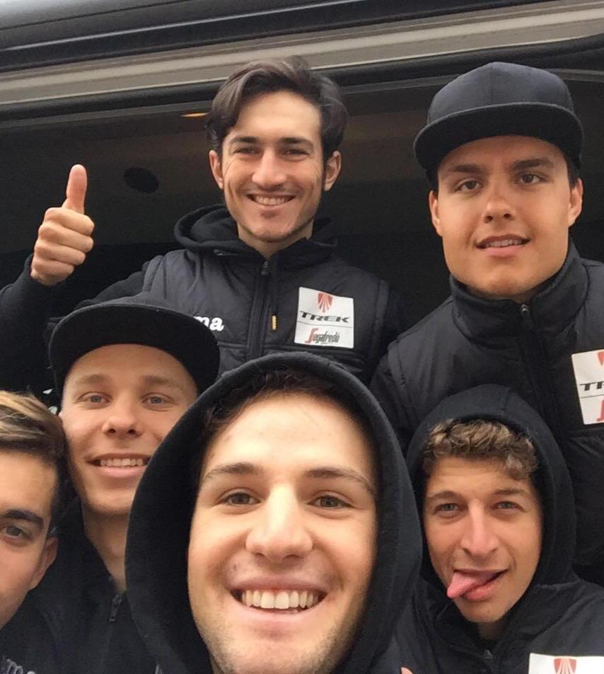 L’ultima foto insieme ai compagni di squadra