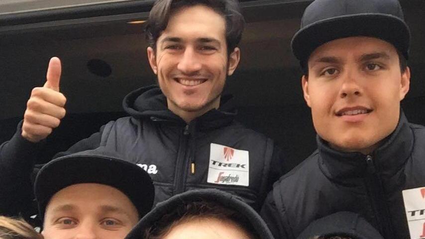 L’ultima foto insieme ai compagni di squadra