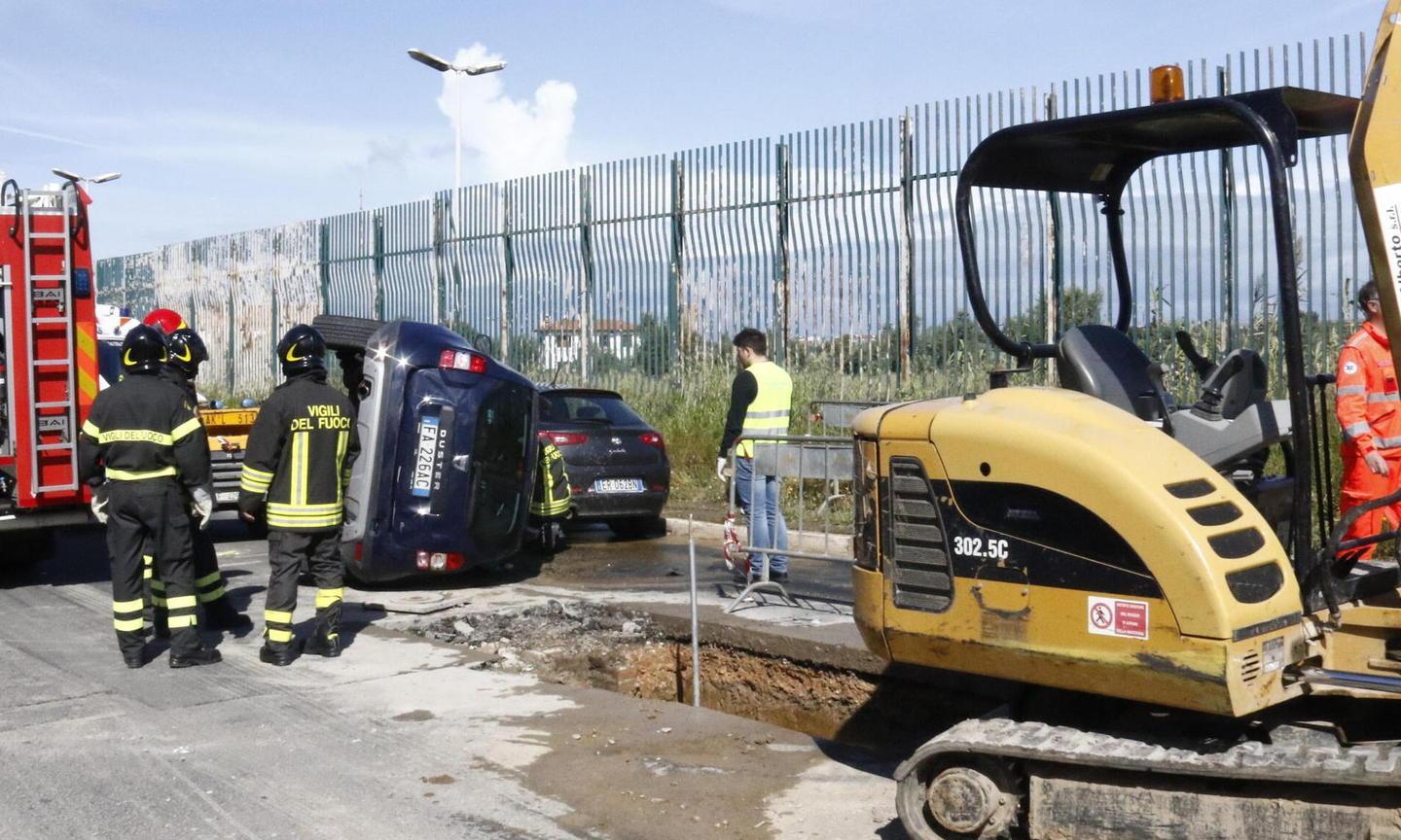 In auto urta una ruspa e si ribalta