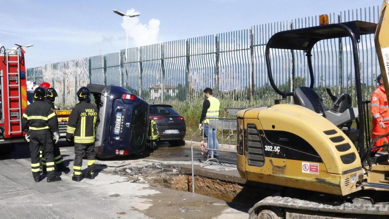 In auto urta una ruspa e si ribalta