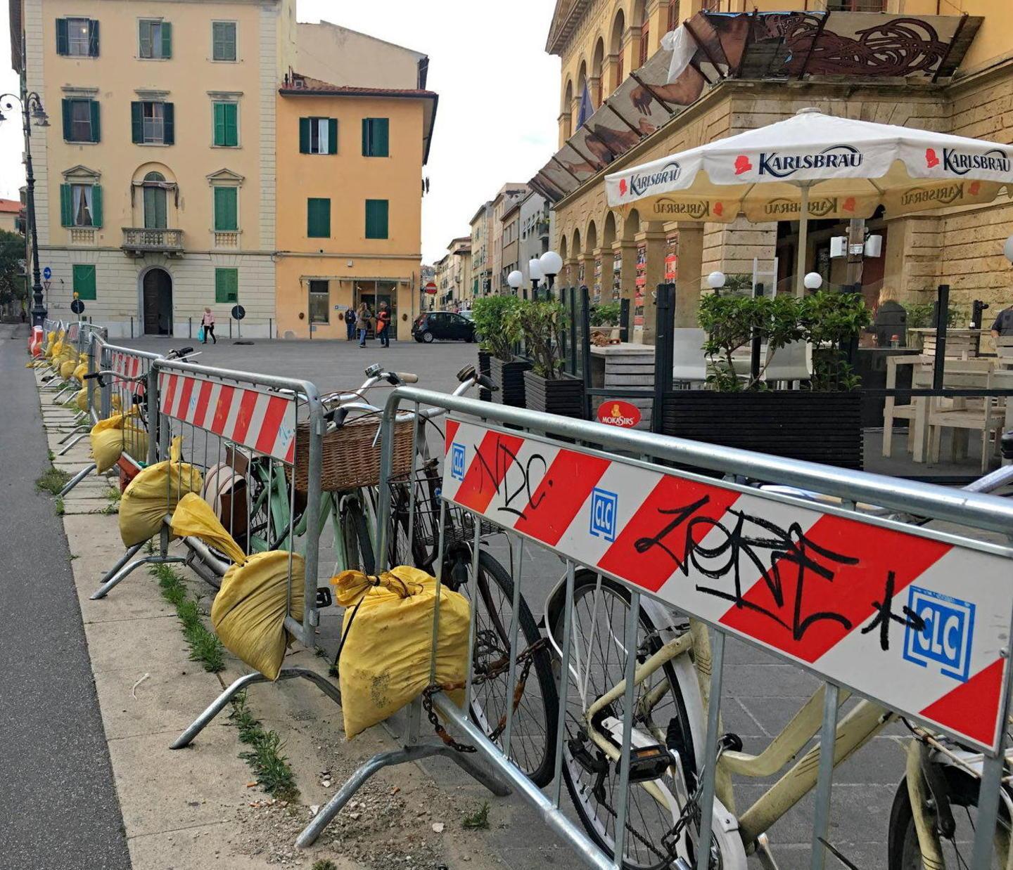 Transenne davanti al Goldoni, dopo un anno e mezzo le transenne sono ancora lì