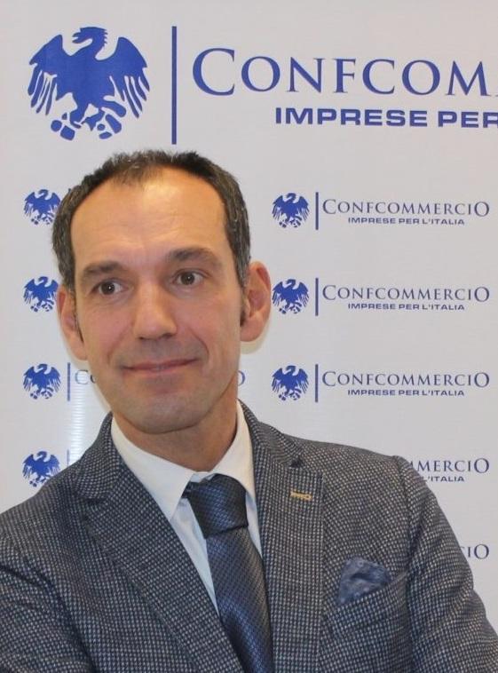 Rapine, risse e caos «Le attività del centro sono ormai assediate» 
