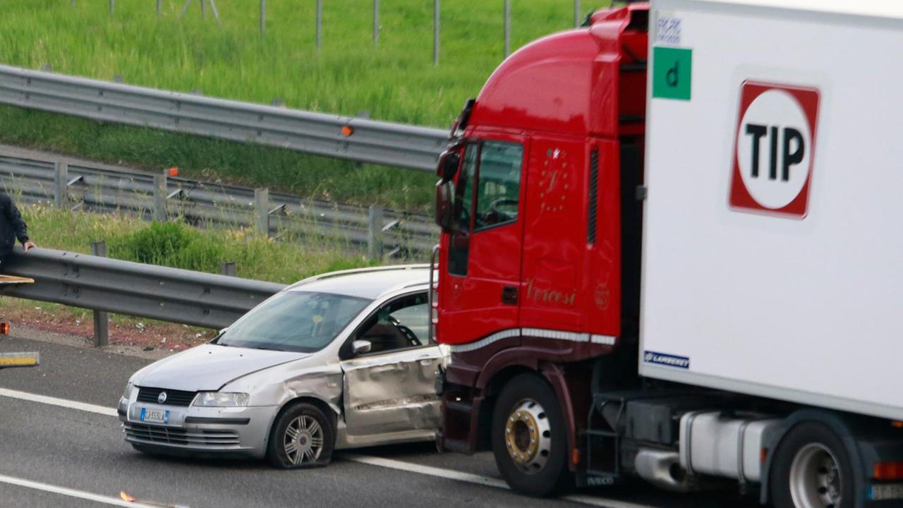 Scontro tra Tir e auto, feriti non gravi
