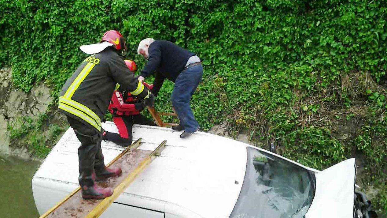 Furgone finisce nel canale