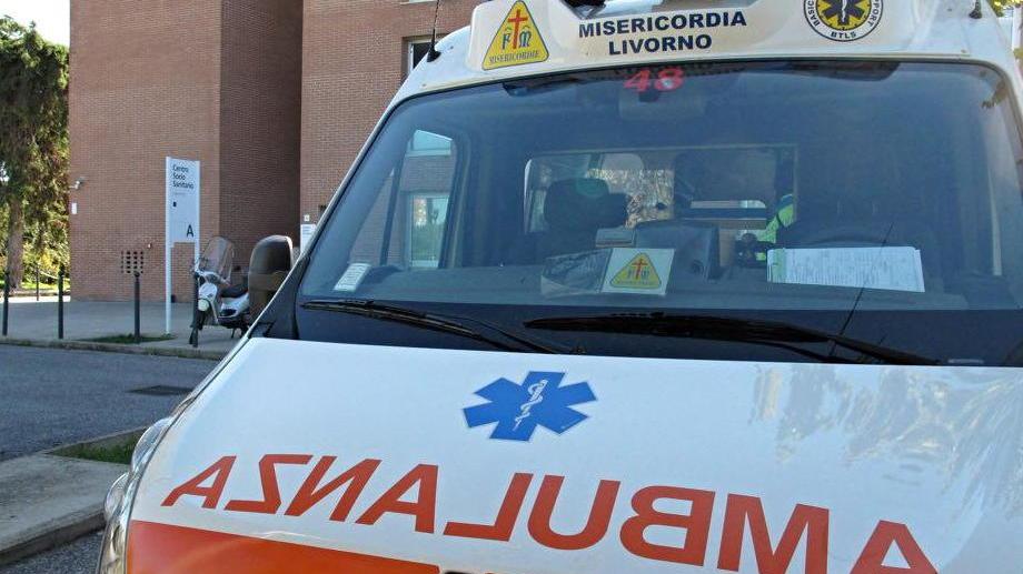 Cade dallo scooter per un malore: gravissimo