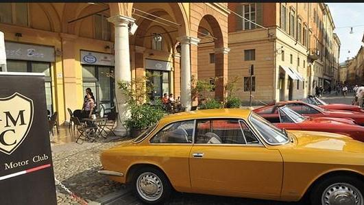 Auto esposte in piazza San Giorgio in una passata edizione