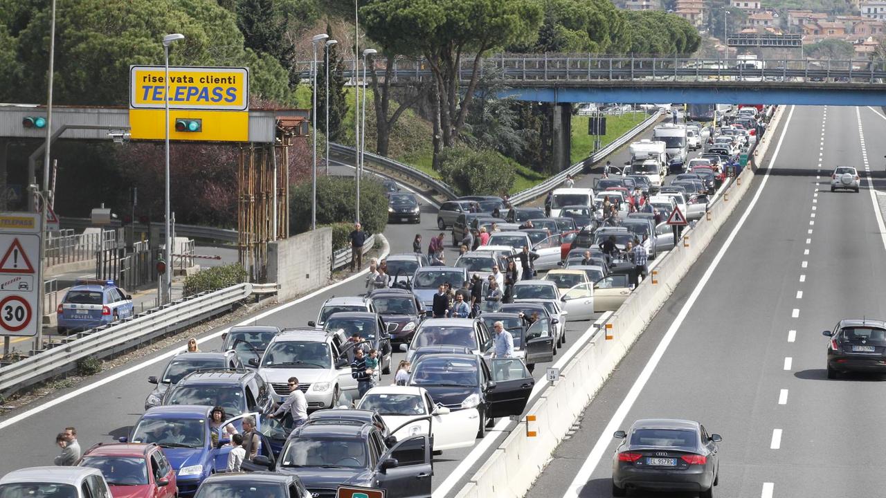Il cavalcavia sull'autostrada all'altezza della Conbipel (Foto archivio)