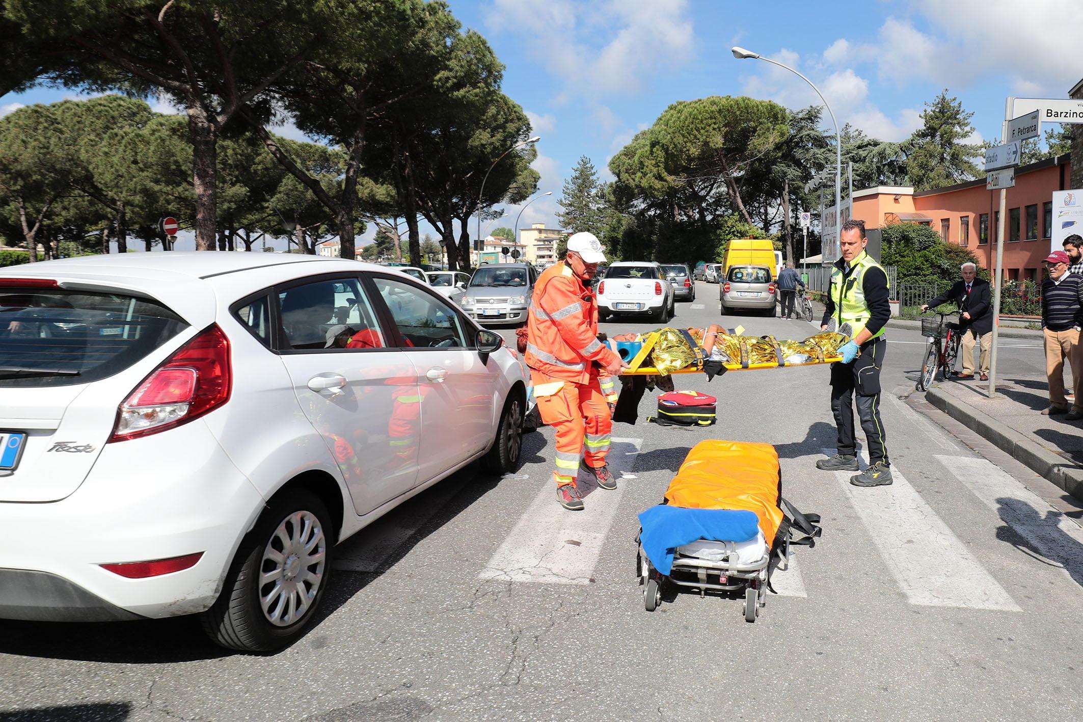 Investita da un'auto sulle strisce pedonali a Empoli - Video
