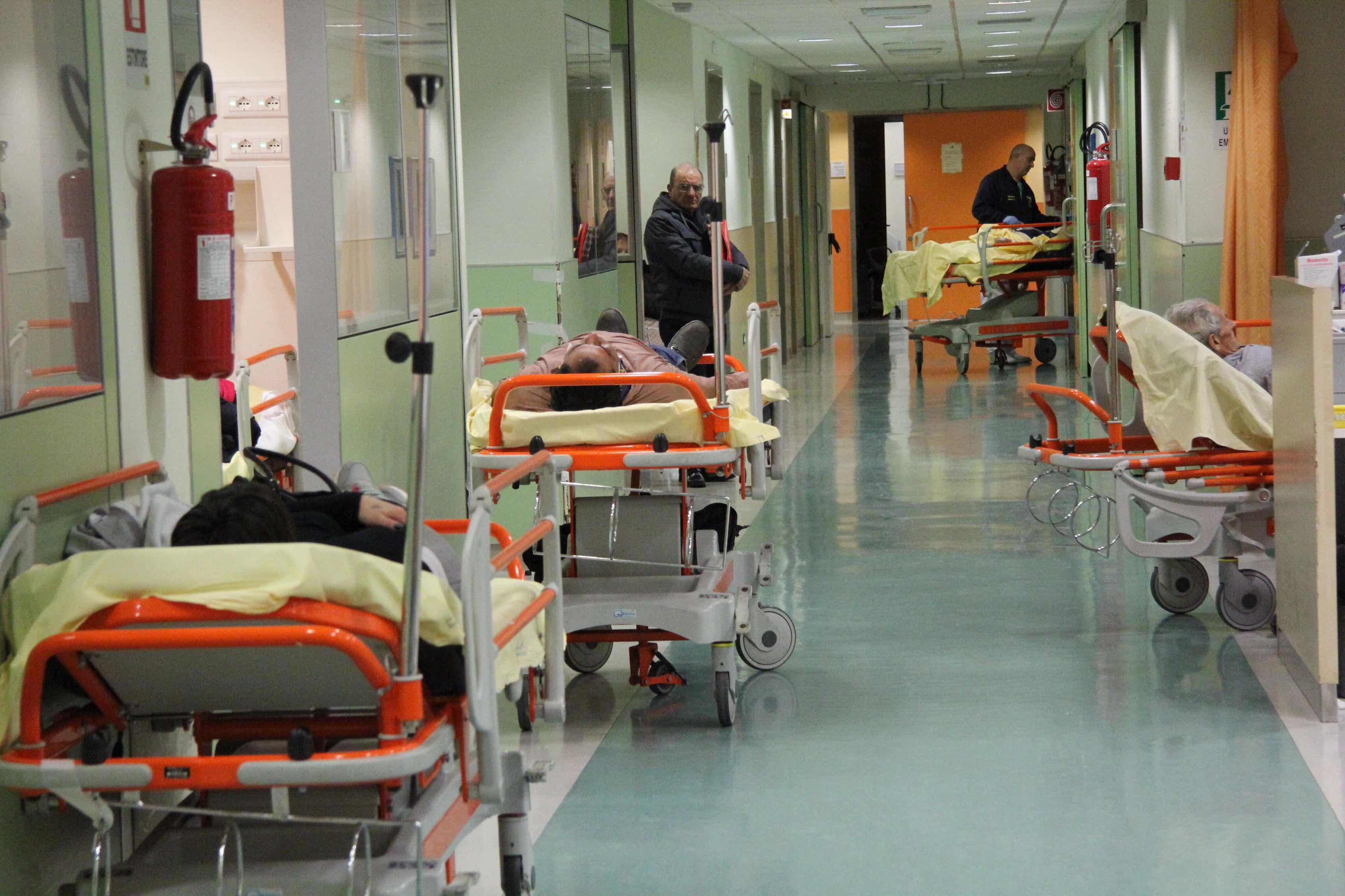 Barelle al pronto soccorso del Santo Stefano (foto Batavia)