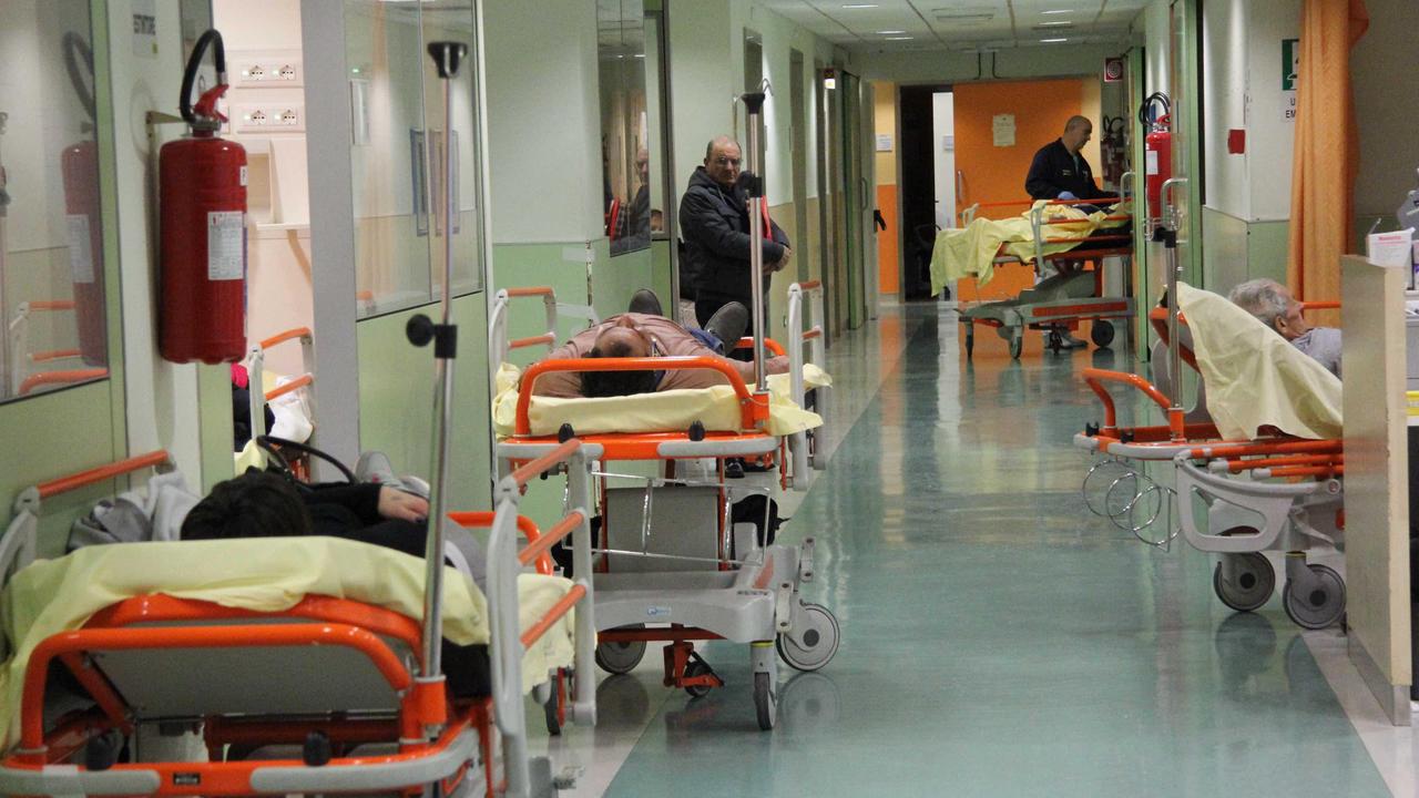 Barelle al pronto soccorso del Santo Stefano (foto Batavia)