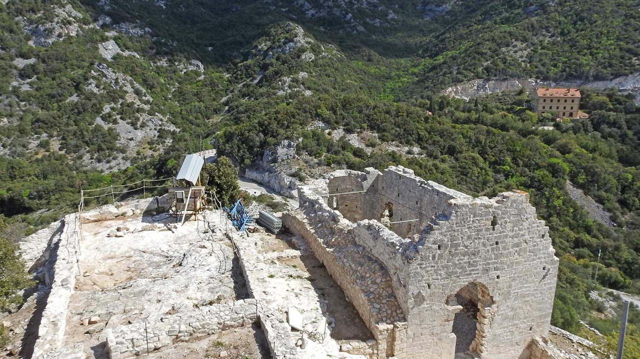 Parco archeminerario, avanti col restauro. A destra la chiesa di San Silvestro che alla fine ha dato il nome alla Rocca (fotoservizio Paolo Barlettani)