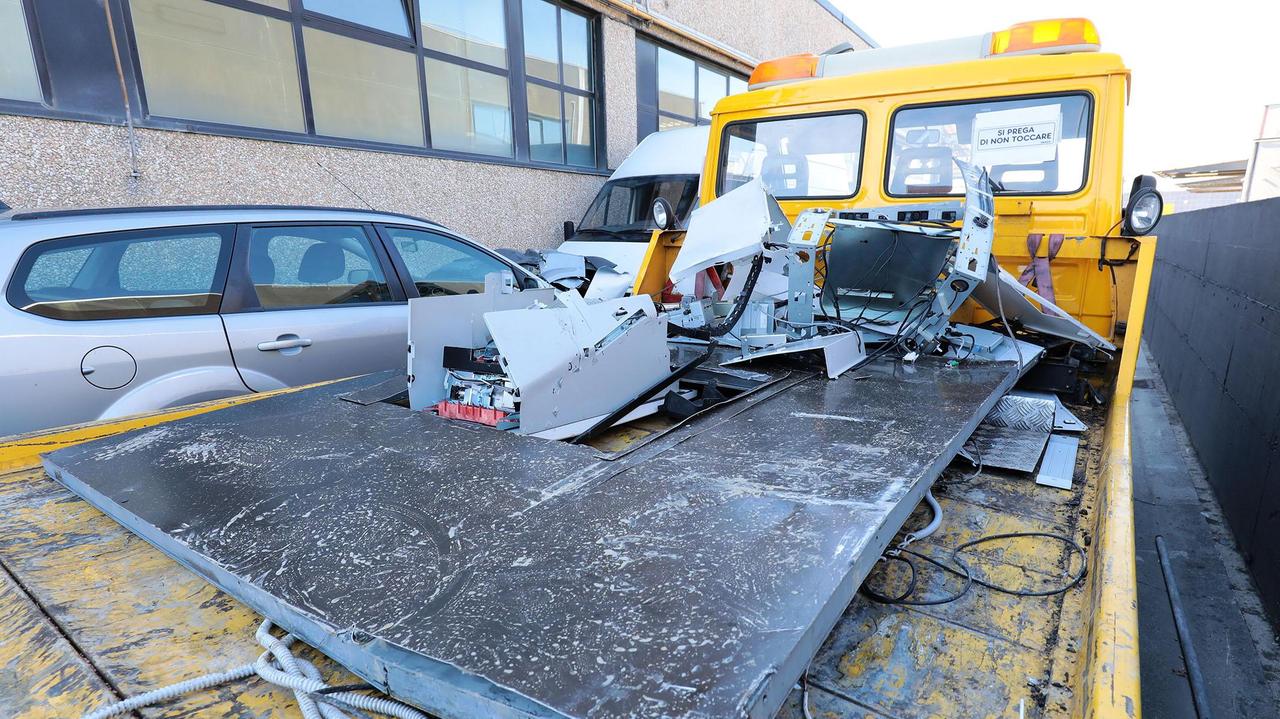 Il carro attrezzi utilizzato dalla banda e il bancomat sradicato (Foto Agenzia Carlo Sestini)