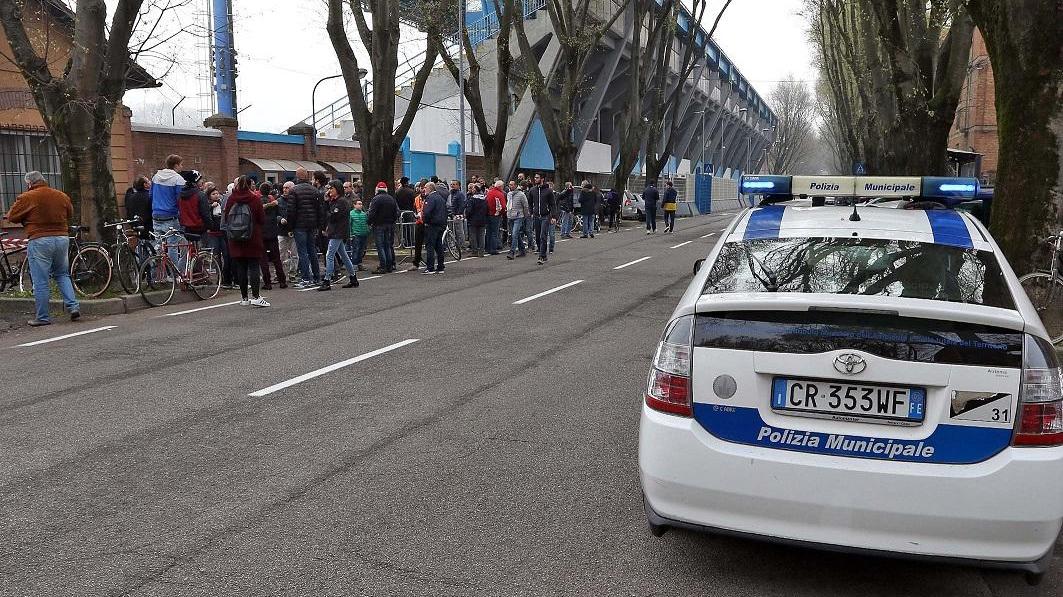Un'auto dei vigili urbani nei pressi dello stadio