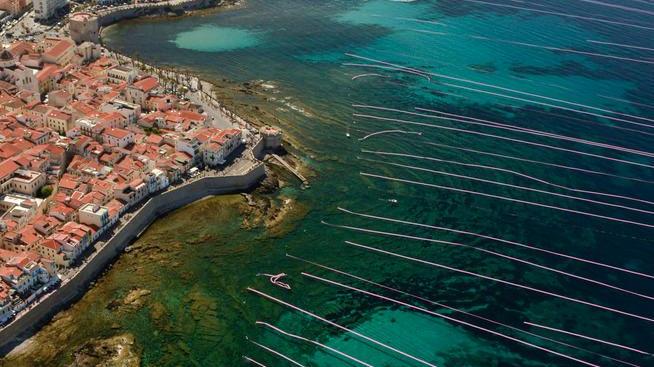 Cento nastri rosa sul mare, l’omaggio di Antonio Marras
