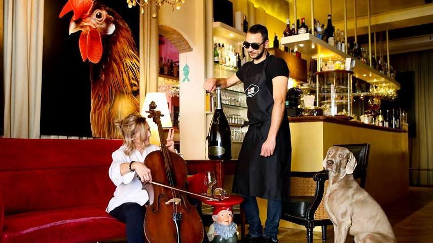 Sorrisi e strumenti musicali negli scatti per Foodies