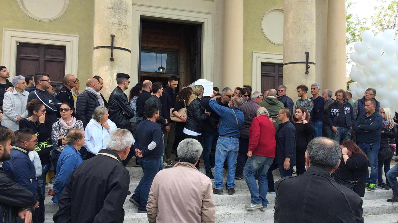 Palloncini bianchi liberati nel cielo per l’addio a Maicol