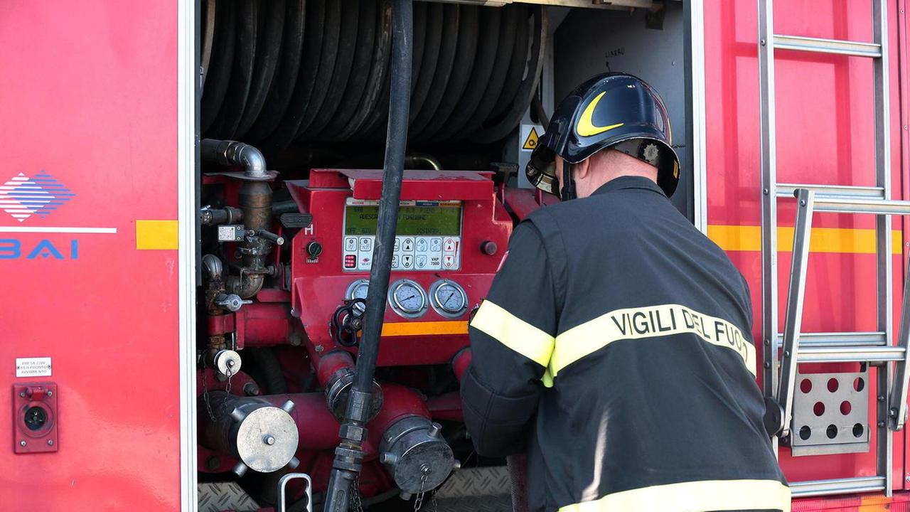 Si ribalta con l’auto, ferita una ragazza