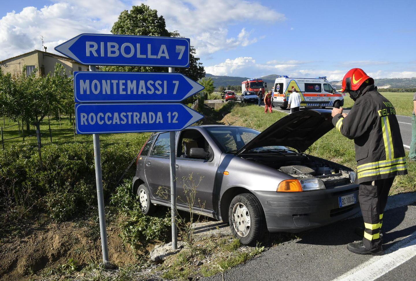 Incastrati nell’abitacolo  dopo lo scontro tra due auto  