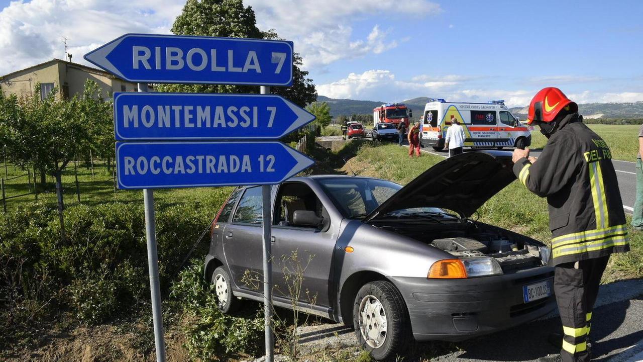 Incastrati nell’abitacolo dopo lo scontro tra due auto