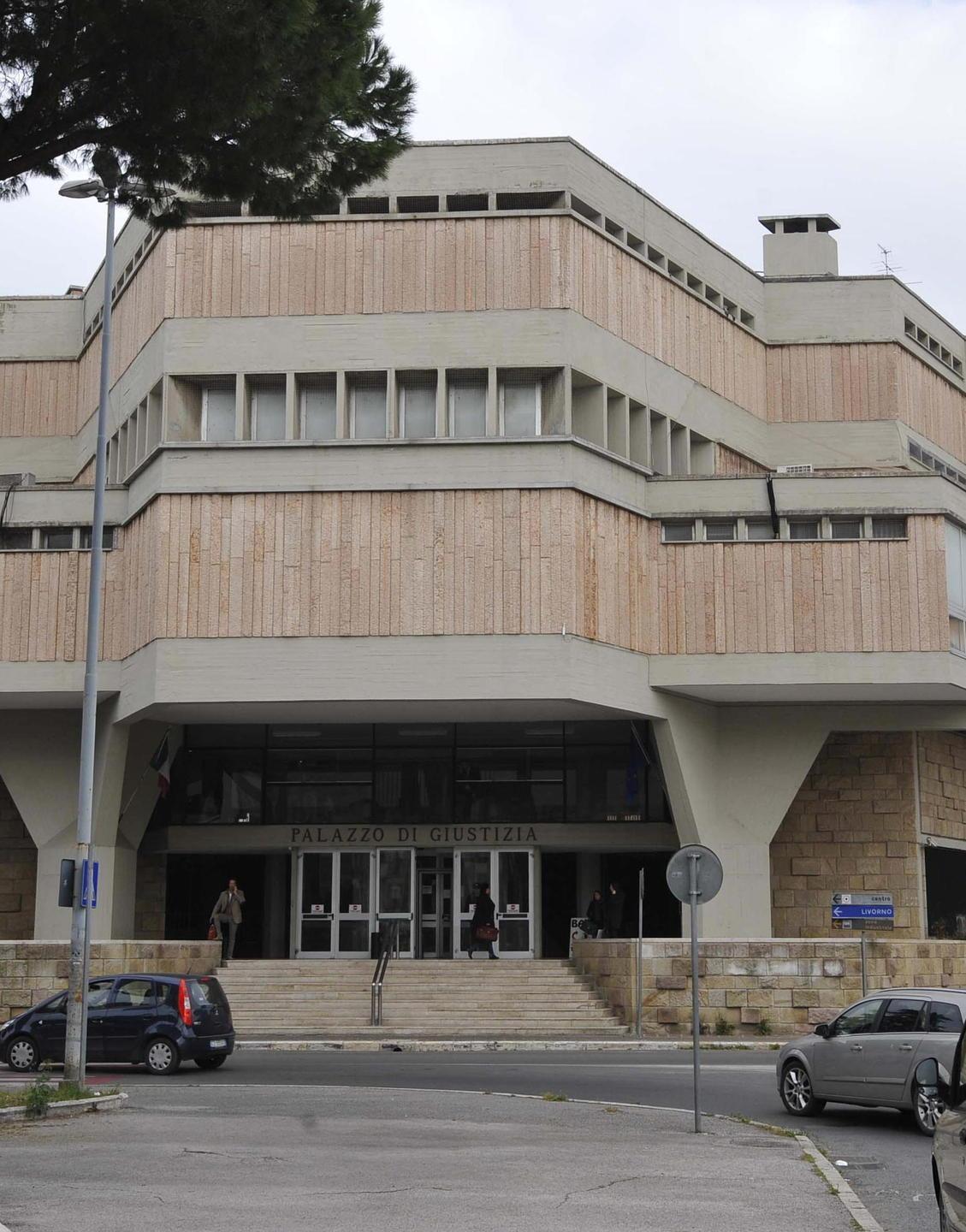 «Baci e rapporti intimi Ma la prof ebbe rispetto» 