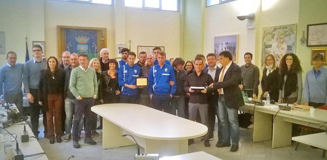 La squadra del Seravezza premiata in municipio