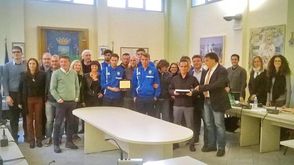 La squadra del Seravezza premiata in municipio