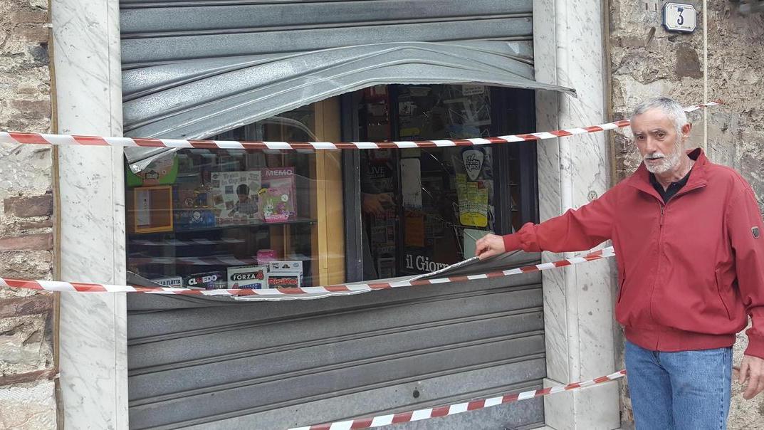 Sventrano la serranda del bar e rubano davanti alle telecamere
