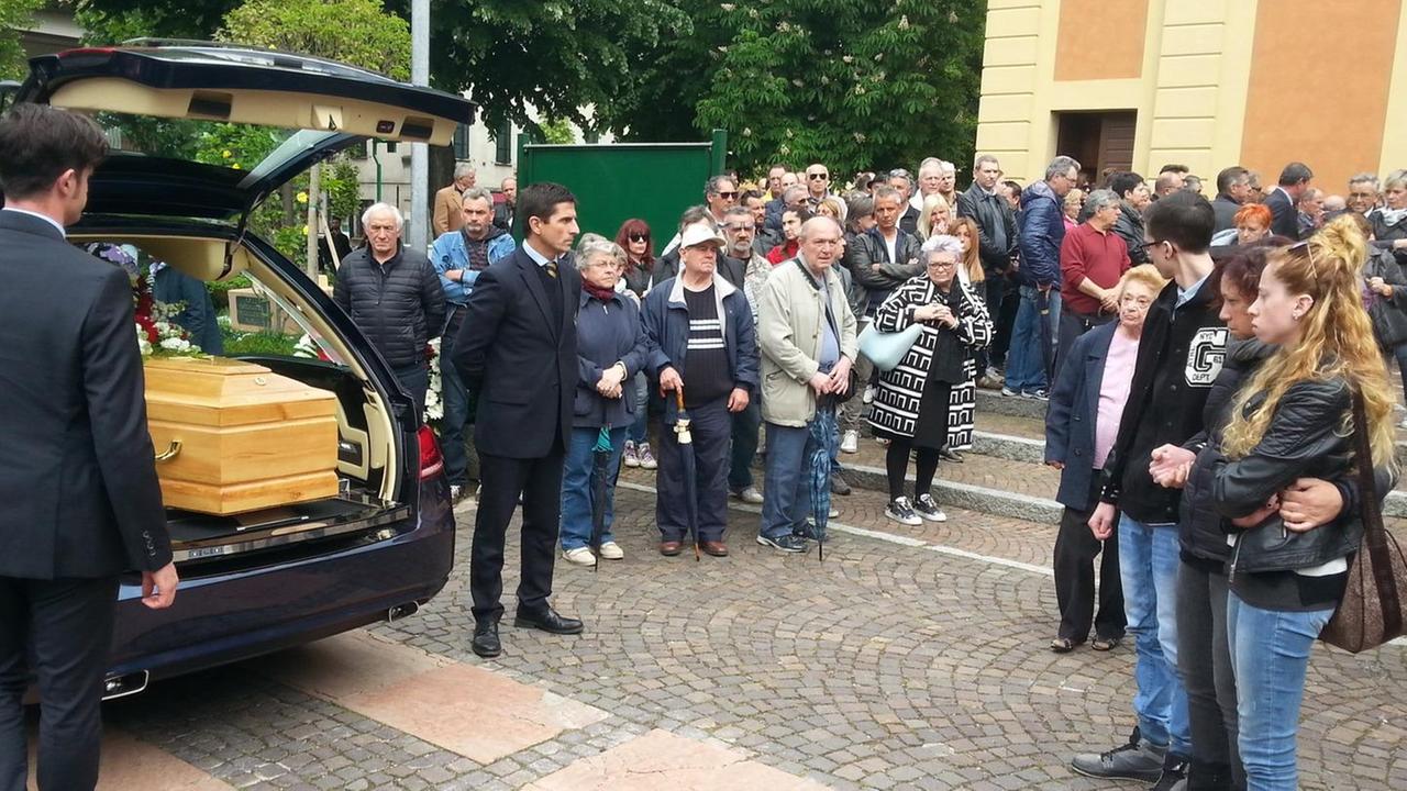 Folla commossa al funerale del meccanico Aristide Medici
