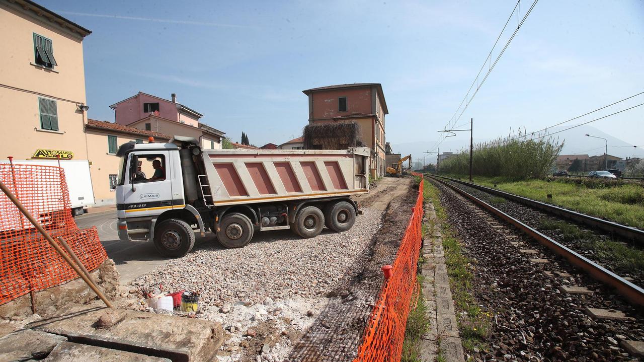 Cantiere per il raddoppio della ferrovia all'altezza di Pieve a Nievole (Foto Archivio)