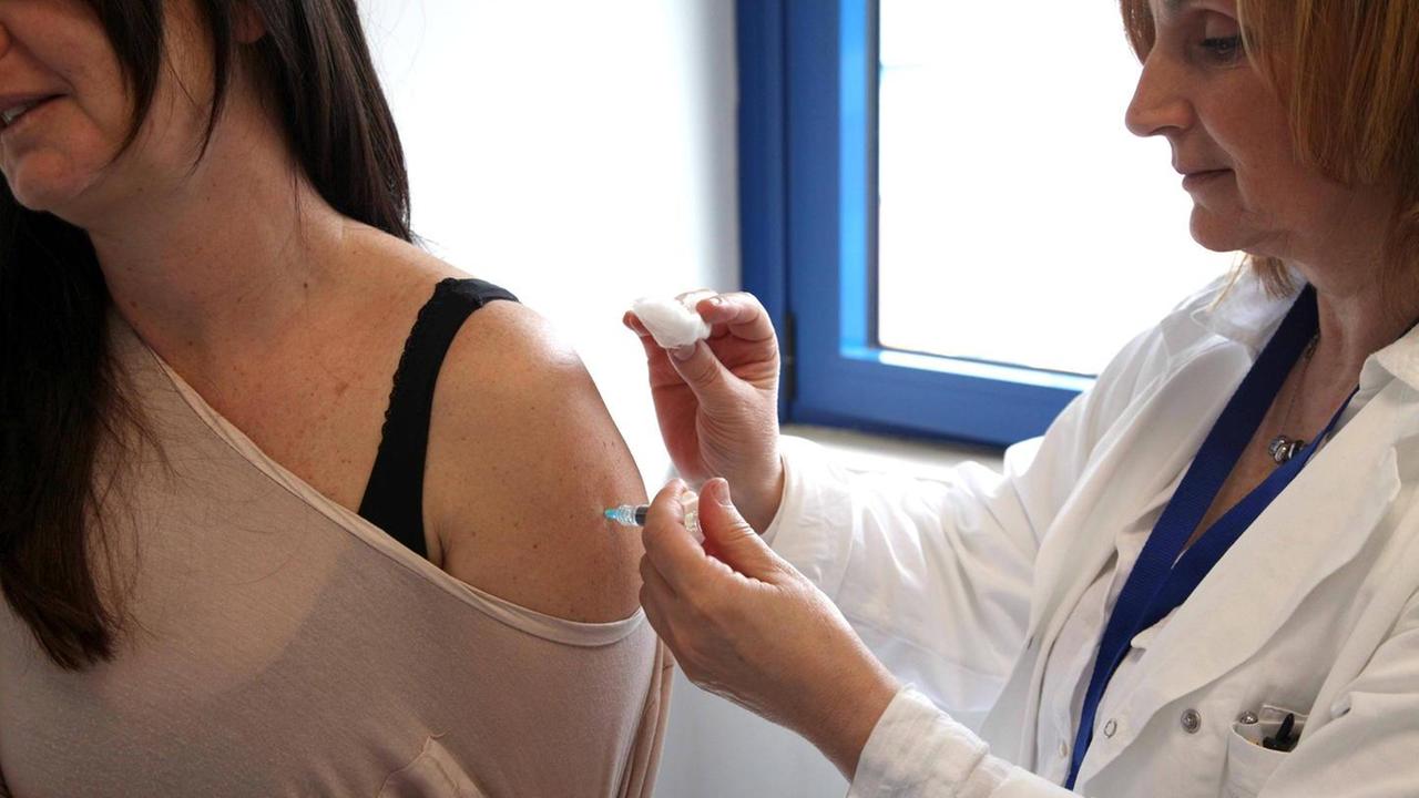 Si ammala di meningite in vacanza, profilassi in un hotel della Versilia