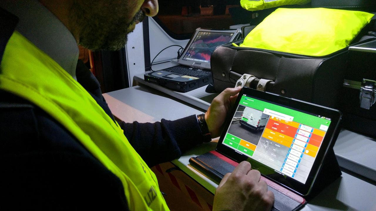 Reggio Emilia, sbronzo al volante perde una ruota ma continua a guidare: denunciato
