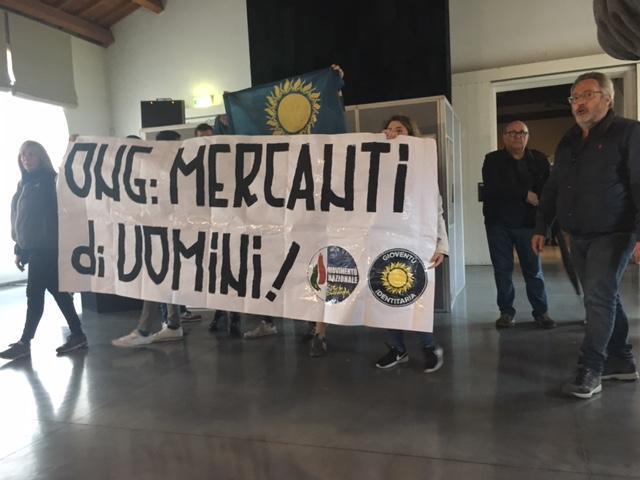 Lo striscione contro le Ong esposto al Museo del Tessuto