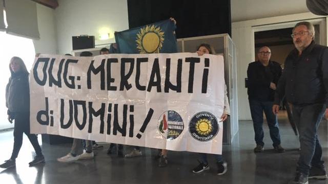 Lo striscione contro le Ong esposto al Museo del Tessuto