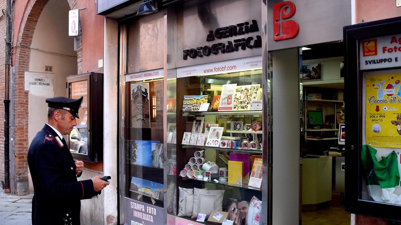 I carabinieri subito dopo il colpo all'Agenzia fotografica Bf