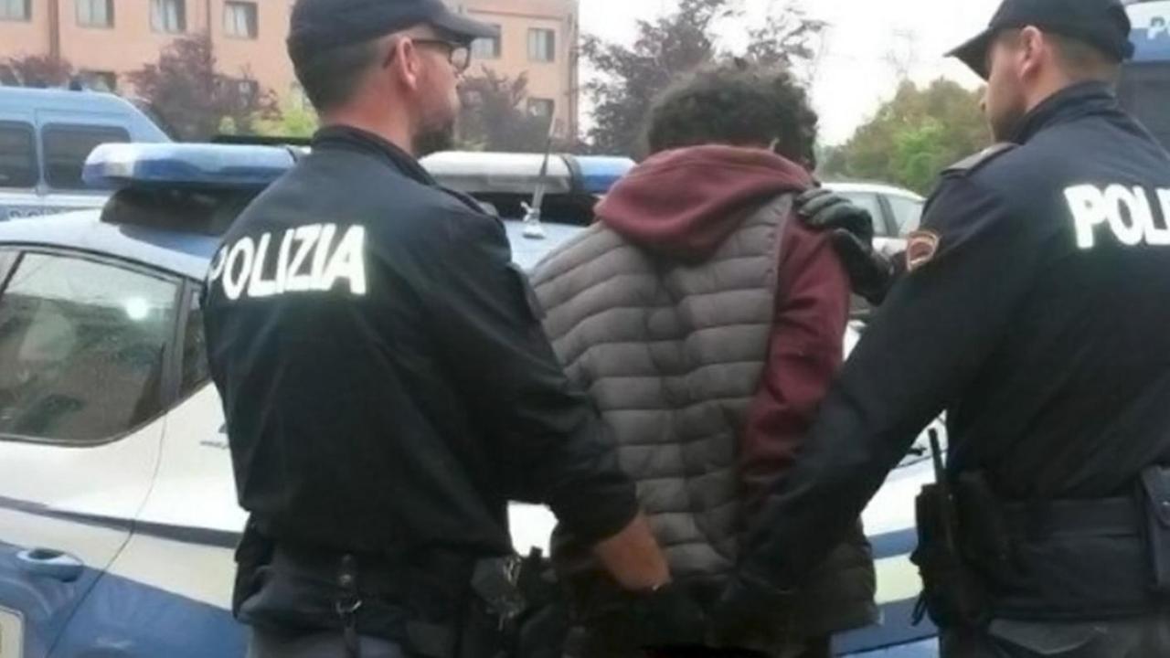 Ruba i soldi del bowling a Modena: arrestato, è già in carcere