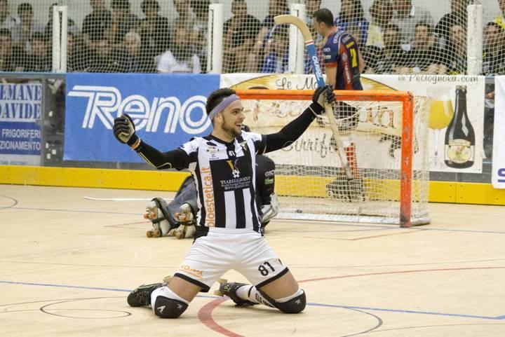 L'esultanza di Muglia dopo un gol