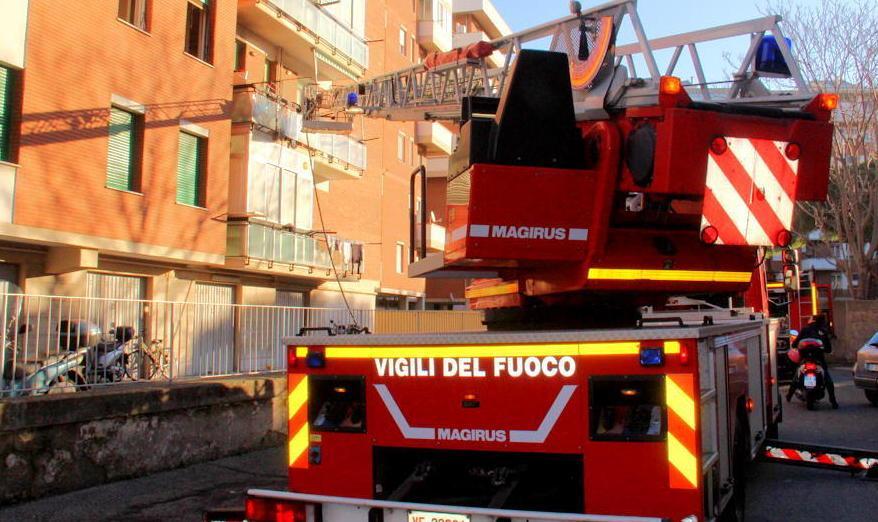 Incendio, tre donne salvate dai pompieri