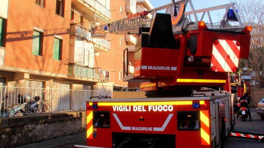 Incendio, tre donne salvate dai pompieri
