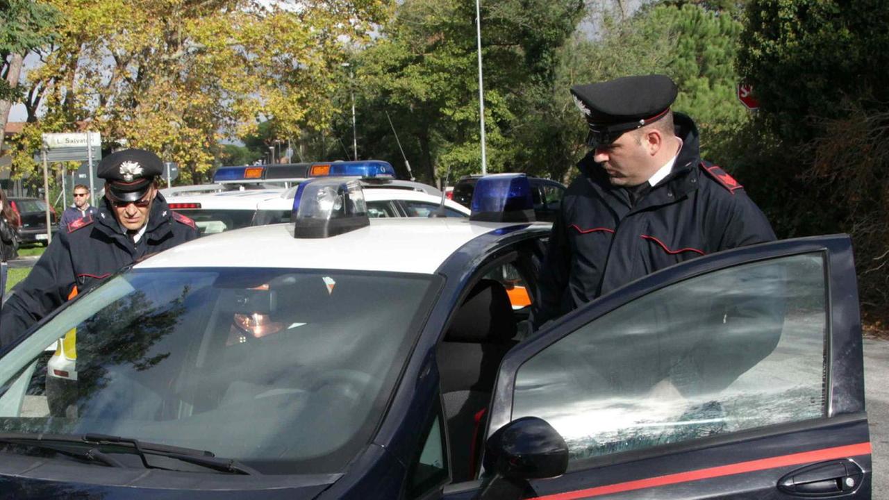Offre spinelli a due sorelle minorenni ma chiede sesso in cambio: arrestato
