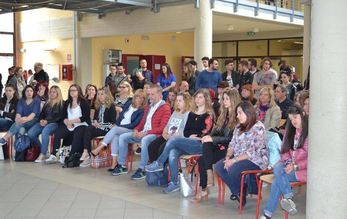 Diplomi al Checchi, cerimonia per la consegna 