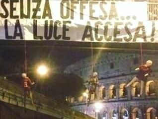 Manichini romanisti appesi davanti al Colosseo 